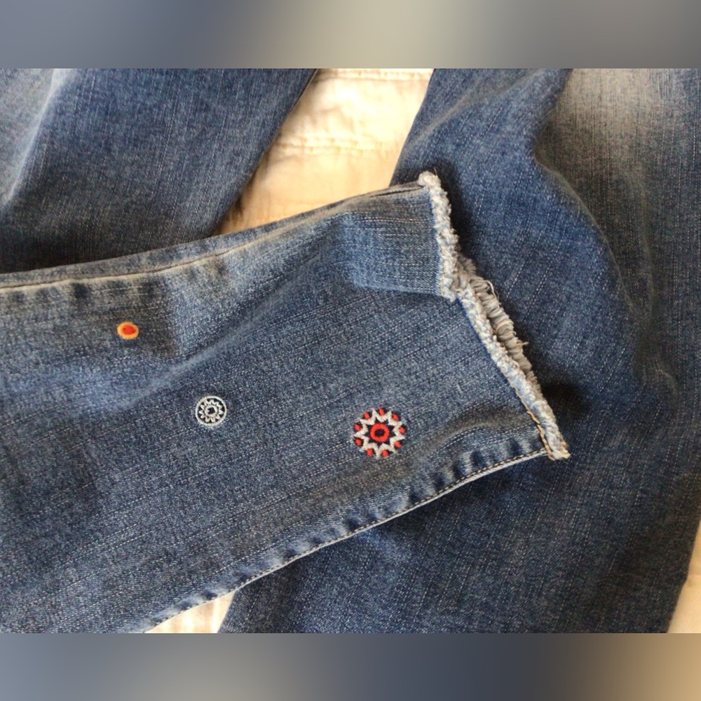 Coco + Carmen Asra Tummy Control Embroidered Denim Capris In Medium Wash - Picture 4 of 7